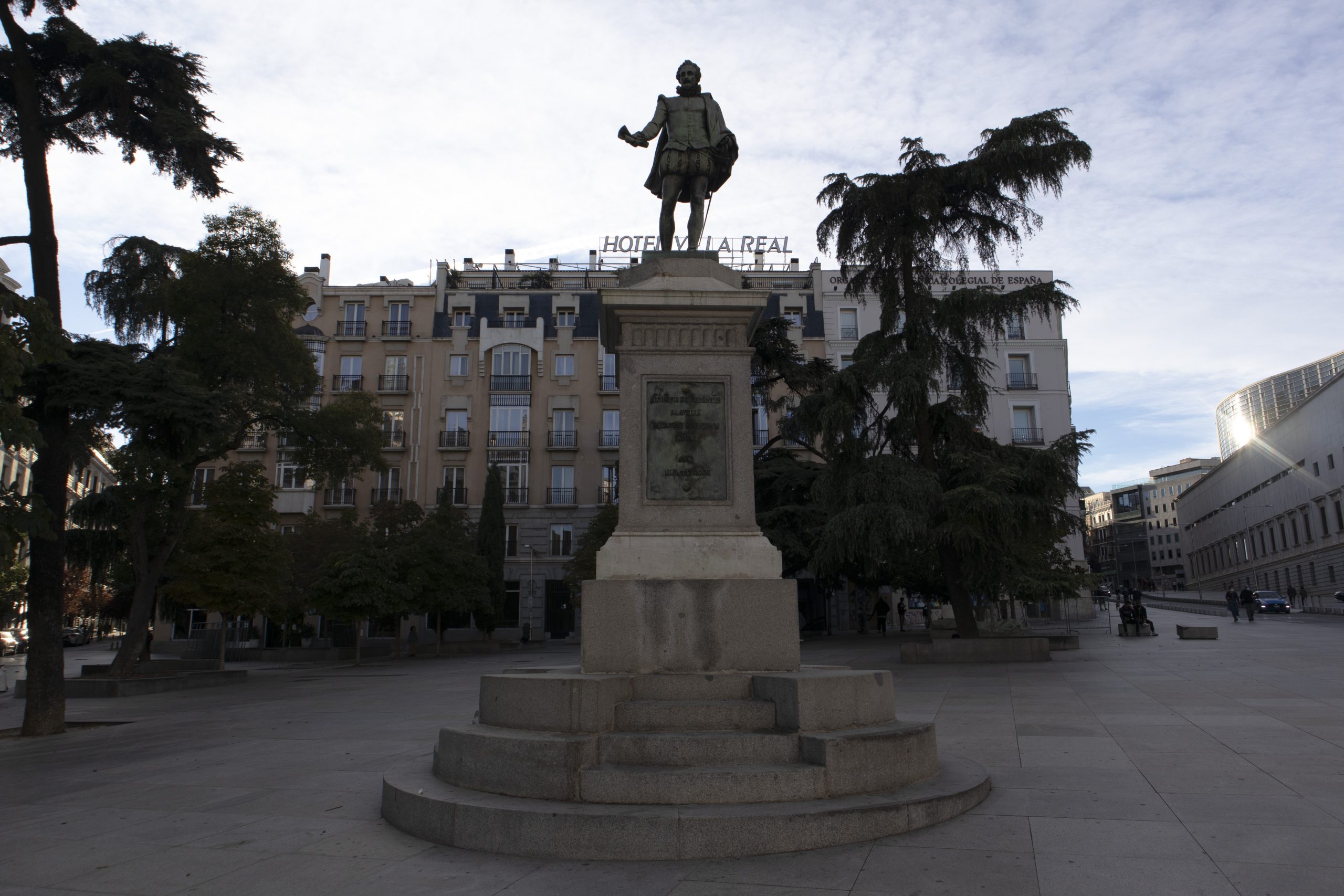estatua-cervantes-plaza-cortes