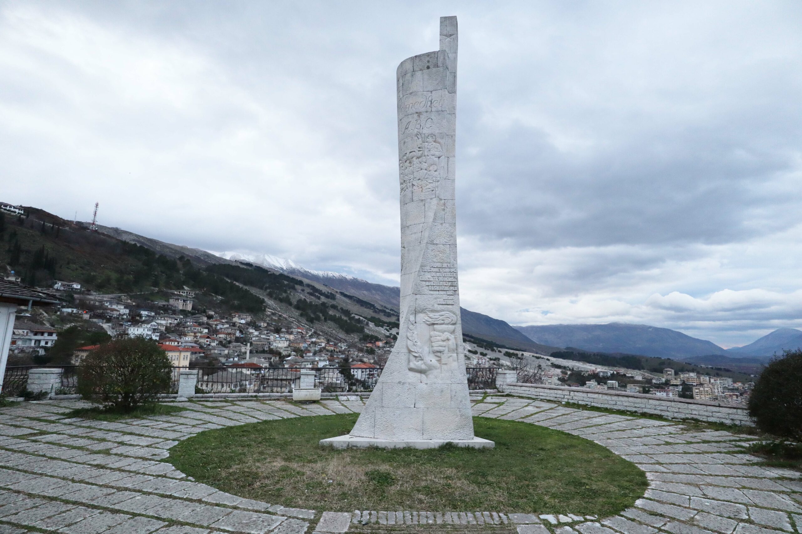 obelisco-gjirokaster