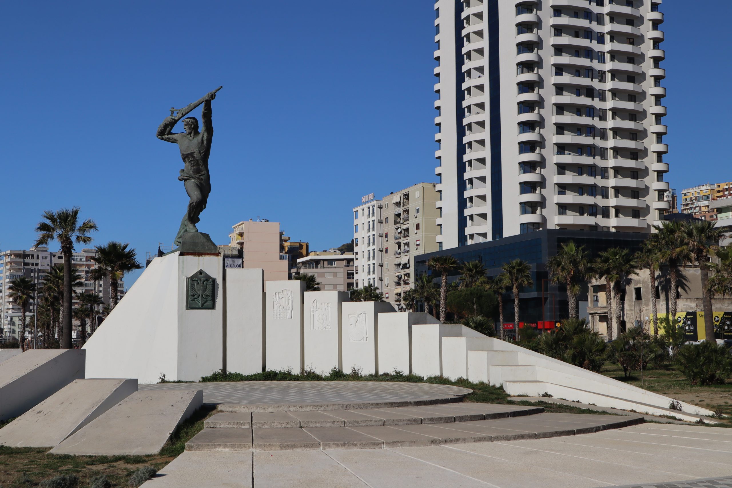 monumento-partidario-albania