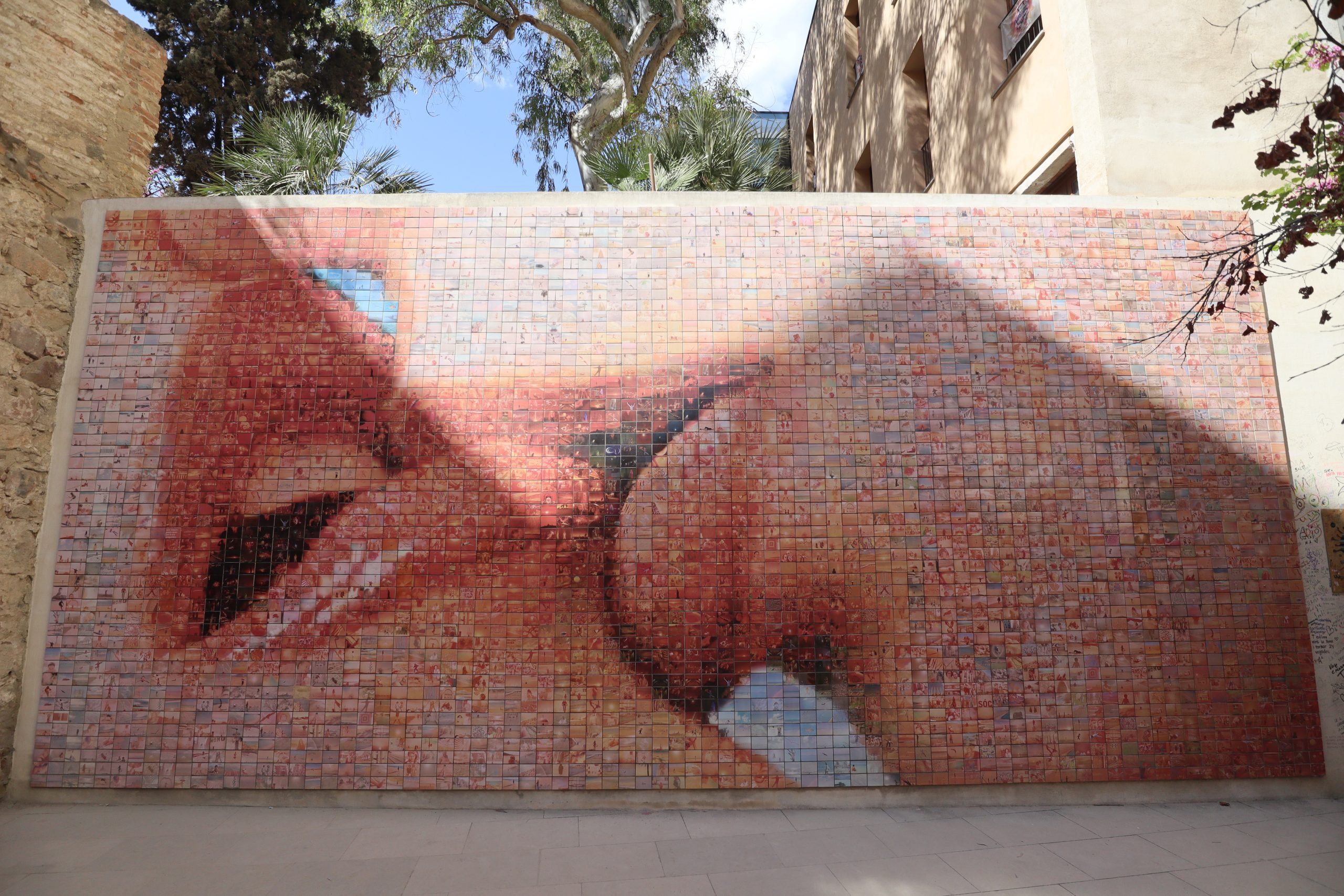 como-ir-mural-beso-barcelona