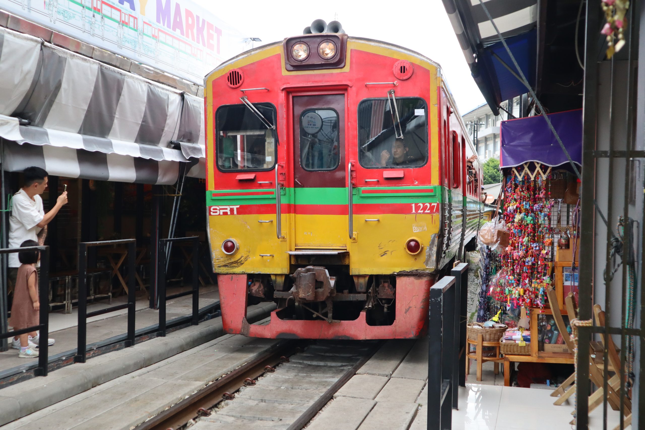 como-ir-mercado-vias-tren-maeklong