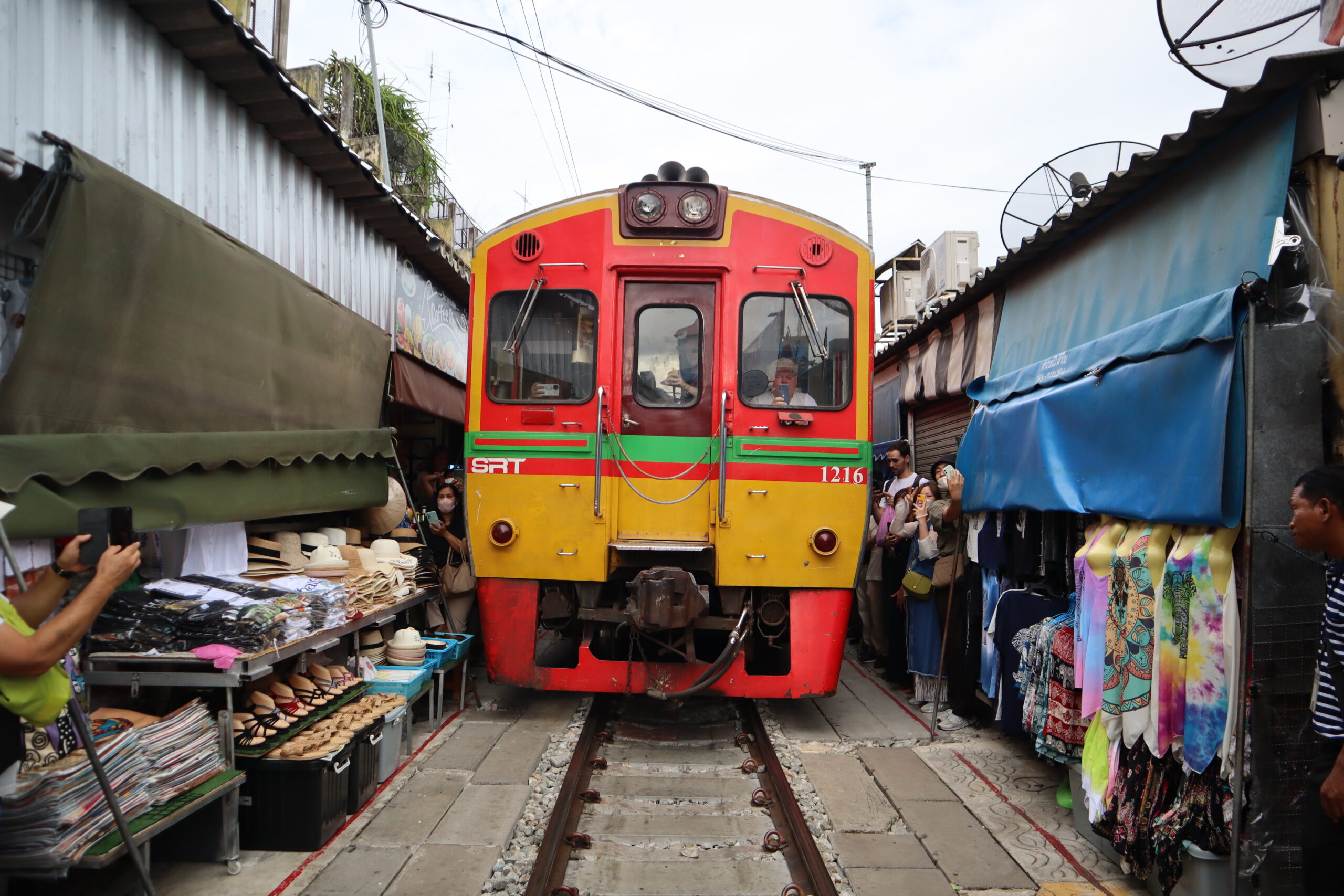 mercado-tren-maeklong-bangkok