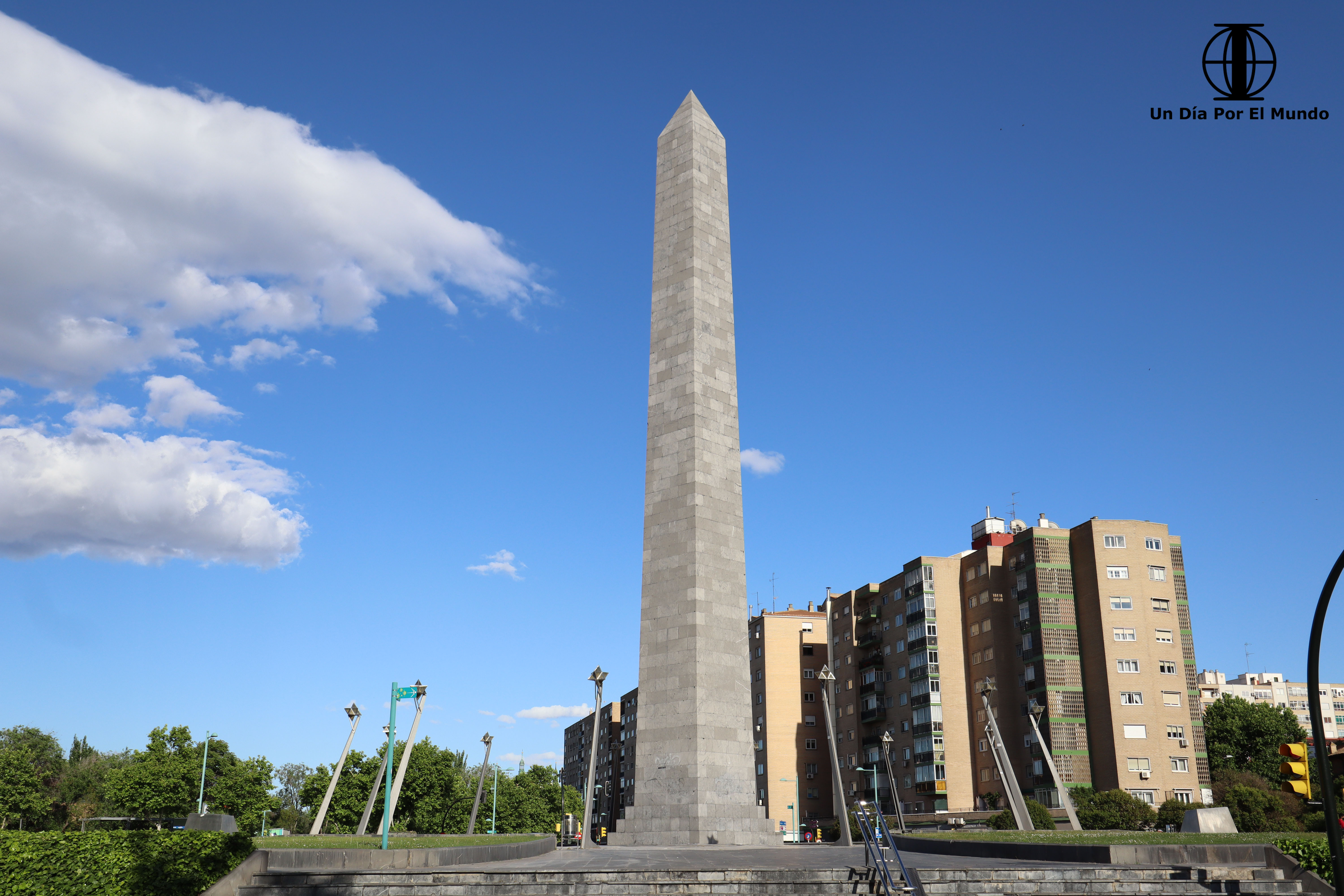 lugares-que-visitar-en-zaragoza-1-dia Obelisco de la plaza Europa